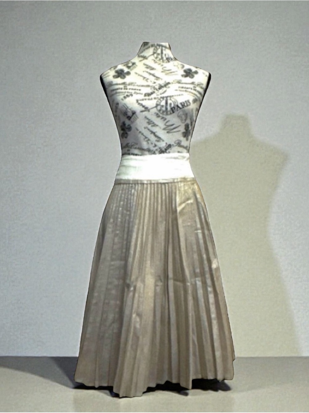 Zenobia Women’s Vintage Margot & Clemence Cream Patent Pleated Skirt. Size 6